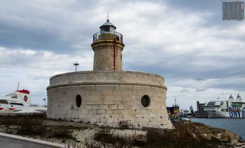 Il Porto di Bari: "citt nella citt" con i suoi abitanti, il suo mare, le sue storie